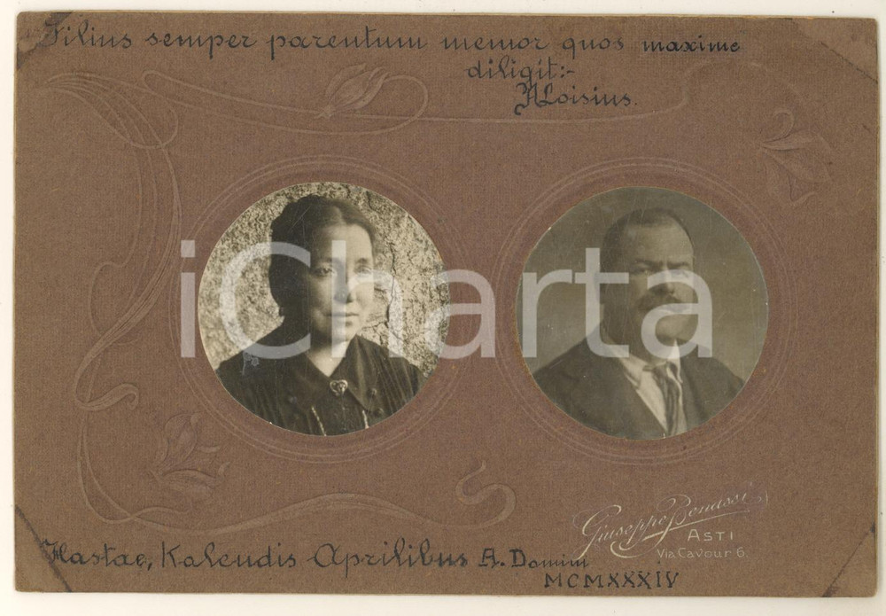1934 ASTI Coppia di coniugi - Ritratto *Foto Giuseppe BENASSI 17x12 cm Fotografia originale d'epoca, su cartoncino rigido. FAIR/discreto macchie agli angoli Formato: 17x12 cm originale e autentica 1