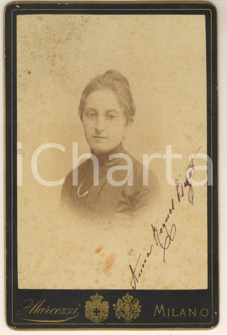 1890 MILANO Anna ROQUES BIGOT - Ritratto autografato *Foto MARCOZZI 11x16 cm Fotografia originale d'epoca, su cartoncino rigido, con firma autografa della donna ritratta. FAIR/discreto macchie Formato: 11x16 cm originale e autentica 1