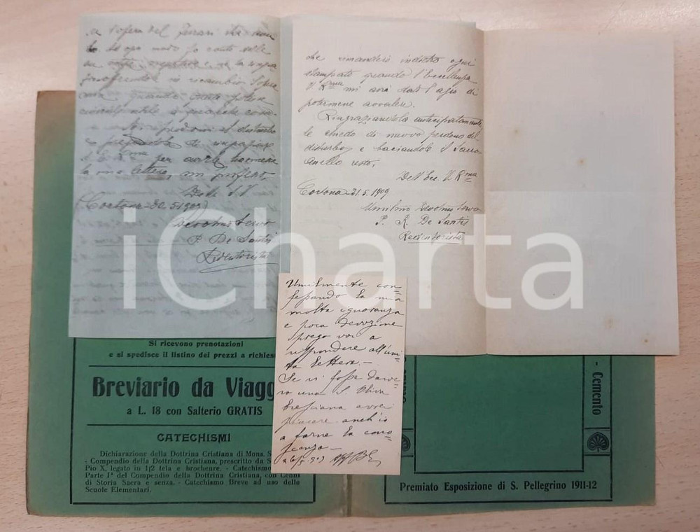 1909 Padre DE SANTIS e Don Emilio BONGIORNI su S. Oliva di Brescia *AUTOGRAFI Lotto composto da due lettere autografe del padre redentorista De Santis da Cortona e da un biglietto da visita di don Emilio Bongiorni (segretario vescovile) con messaggio autografo al verso, contenute all'interno della copertina di una rivista religiosa del 1912.Padre De Santis chiede opuscoli o altre pubblicazioni relative alla vita di Santa Oliva di Brescia (della quale tuttora si conosce poco) e don Emilio Bongiorni chiede di essere messo a conoscenza delle eventuali notizie fornite a padre De Santis.PAGINE: 4 (2 scritte) + 4 (2 scritte) + biglietto FAIR/discreto piegature d'epoca  originale e autentica 1