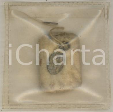 1800 ca ITALIA Antica reliquia con medaglietta in metallo *2x2,5 cm Antica reliquia in sacchetto di tela con medaglietta votiva in metallo applicata. GOOD/buono  Formato: 2x2,5 cm originale e autentica 1