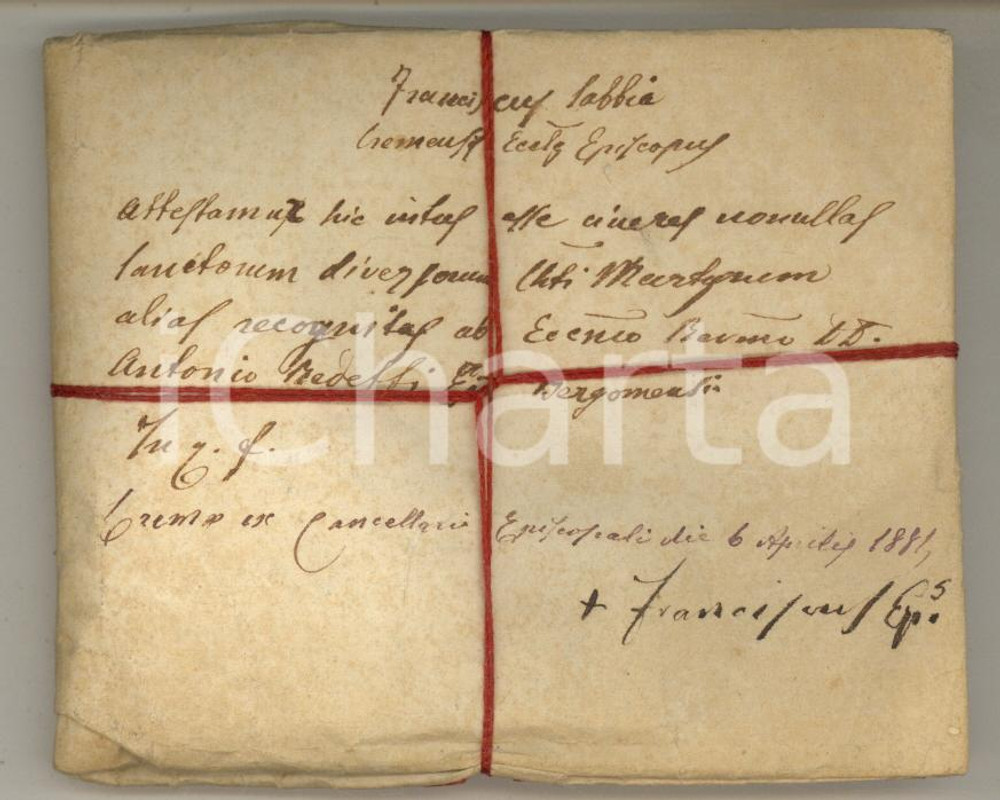 1881 CREMA Reliquia - Ceneri di vari martiri *Autografo mons. Francesco SABBIA Antica reliquia, consistente nelle ceneri di vari santi martiri contenute in una busta di carta legata con cordino originale e recante timbri in ceralacca con le insegne vescovili impresse.Didascalia in lingua latina, redatta nel 1881 presso la cancelleria vescovile di Crema,  che spiega come le ceneri fossero state raccolte ed esaminate da mons. Antonio Redetti vescovo di Bergamo.Firma autografa del vescovo di Crema, mons. Francesco Sabbia. GOOD/buono  Formato: 10x8,5 cm originale e autentica 1
