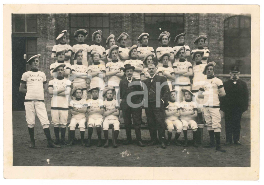 Fotografia d epoca originale 1925 ca BIELLA Associazione Sportiva PIETRO MICCA  Foto di gruppo RARA 1
