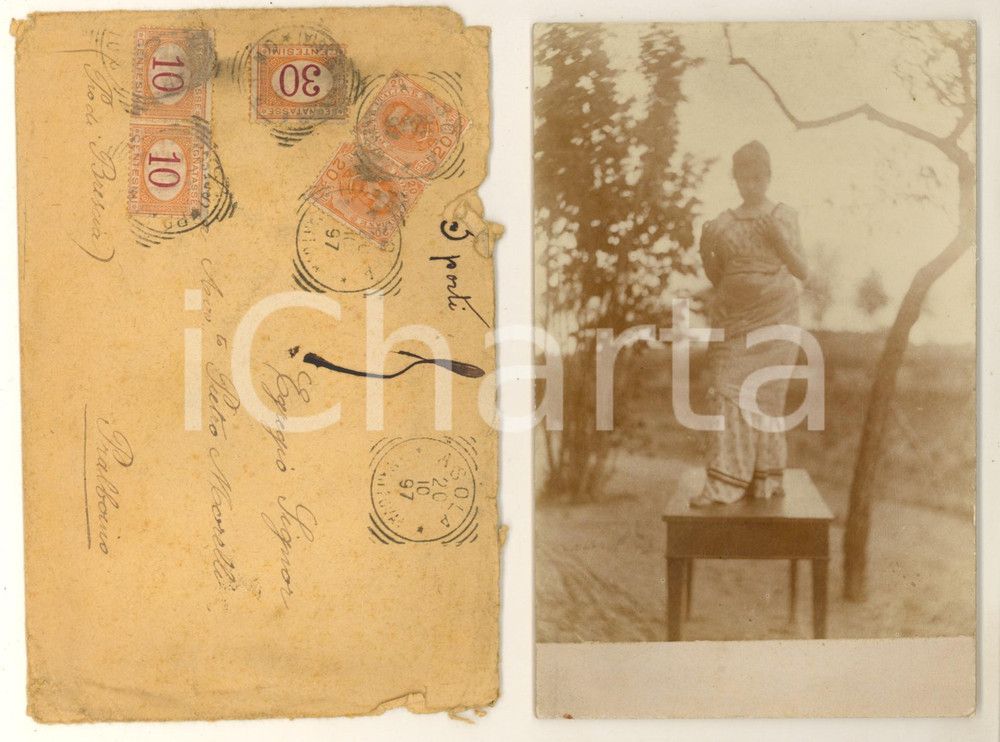 1897 Area di BRESCIA Modella su un tavolo per pittore Pietro MORELLI *Foto Fotografia originale d'epoca, che ritrae in una posa curiosa una modella su un tavolo. Montata su cartoncino rigido.Si tratta certamente di uno studio di Pietro Morelli, avvocato e pittore di Pralboino.Busta viaggiata. FAIR/discreto lieve scollamento della fotografia dal cartoncino; busta interamente aperta in due parti Formato: 11x17 cm originale e autentica 1