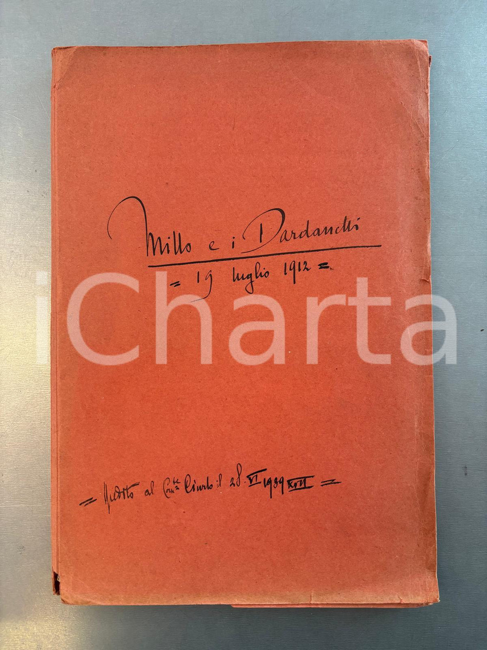 1939 L'Ammiraglio MILLO e i Dardanelli (1912) - Fascicolo Interessante fascicolo, originale d'epoca, assemblato nel 1939 (data in copertina) e relativo all'impresa dei Dardanelli (guerra italo-turca del 1911-12) compiuta dall'ammiraglio Enrico Millo. Il fascicolo contiene: - pubblicazione di Alfonso De Lalla "L'Ammiraglio Millo e la gesta dei Dardanelli" (1939), pagg. 11; - bozza dattiloscritta originale rilegata della pubblicazione di Alfonso De Lalla, con le fotografie originali, alcune revisioni e la firma autografa dell'autore; - dattiloscritto originale di Alfonso De Lalla, con tutte le correzioni autografe e la firma con data; - 4 lettere autografe di Alfonso De Lalla al capitano di vascello Ernesto Ciurlo, una delle quali con note di improperio per la mancata risposta; - lettera dattiloscritta con firma autografa di Ernesto Ciurlo; - elenco manoscritto dei destinatari della pubblicazione (autografo di Alfonso De Lalla) - giornale "La Voce d'Italia" del 9-10 luglio 1939, contenente un articolo sull'impresa di Millo;  GOOD/buono tracce d'uso Formato: 25x35 cm originale e autentica 1