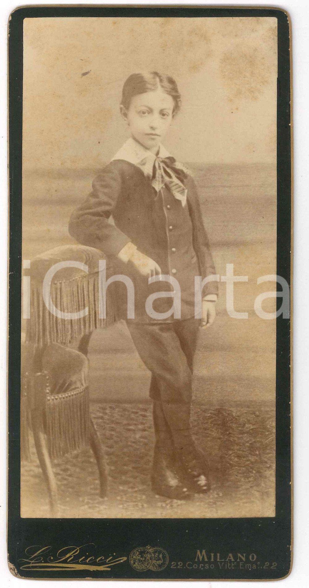 1880 ca Pilade BRONZETTI figlio del garibaldino Oreste *Foto Leone RICCI 11x21 Fotografia originale d'epoca, su cartoncino rigido, che ritrae il bambino figlio del patriota e garibaldino Oreste Bronzetti.FOTOGRAFO: Milano - Leone Ricci FAIR/discreto lievi fioriture, piccola macchia e minime abrasioni angolari Formato: 11x21 cm originale e autentica 1