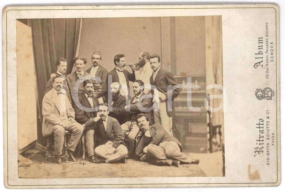 1880 ca GENOVA Gruppo di uomini in un club - Foto G. B. SCIUTTO 15x10 cm (2) Fotografia originale d'epoca, su cartoncino rigido. FOTOGRAFO: Giovanni Battista Sciutto - Genova FAIR/discreto fioriture Formato: 15x10 cm originale e autentica 1