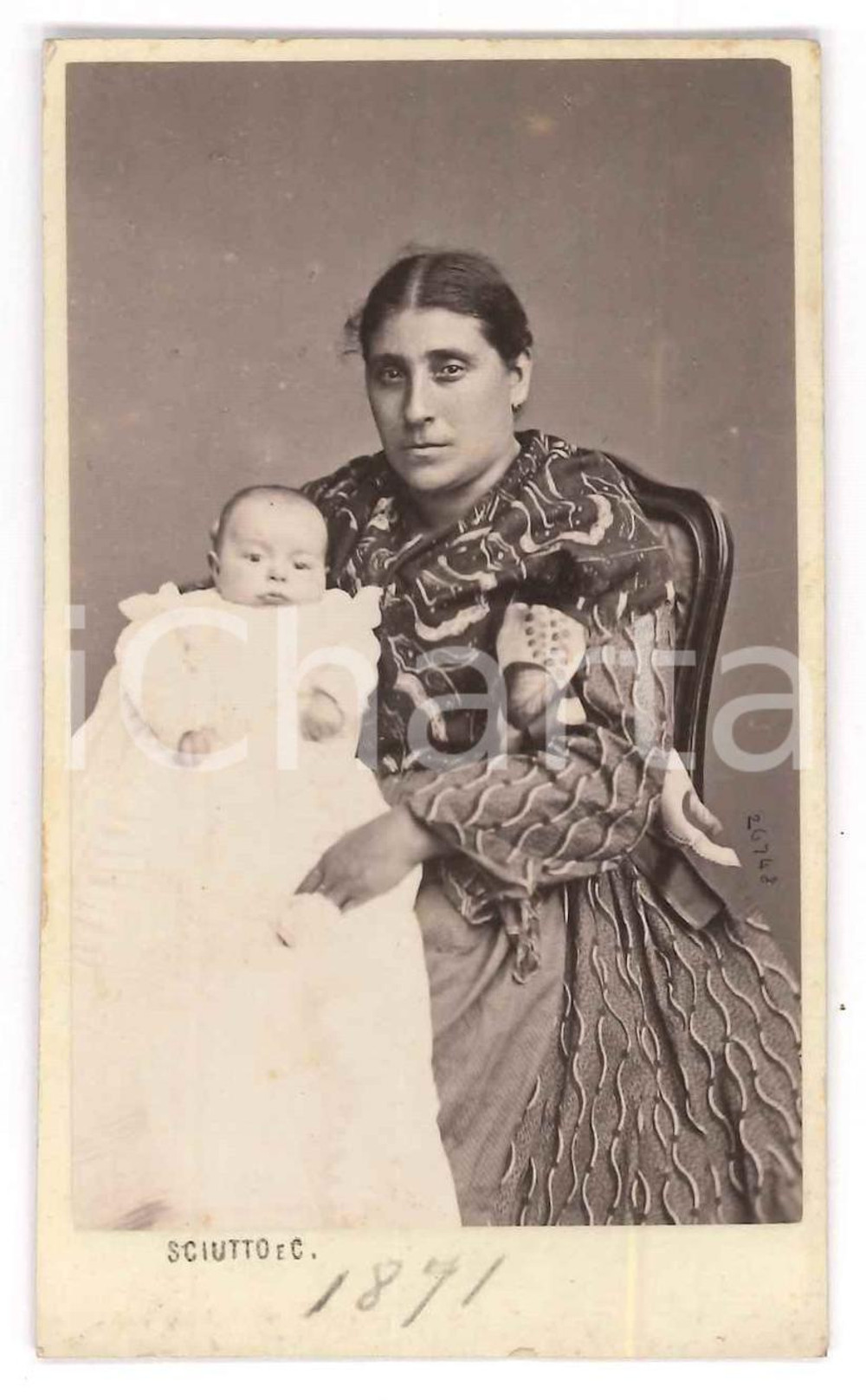 1871 GENOVA Pilade BRONZETTI bambino con la balia *Foto SCIUTTO CDV (1) Fotografia originale d'epoca, su cartoncino morbido, che ritrae il bambino figlio del patriota e garibaldino Oreste Bronzetti in grembo alla balia.Data manoscritta al margine e al verso.FOTOGRAFO: G. B. Sciutto - Genova GOOD/buono minimi difetti di stampa Formato: 6x10 cm originale e autentica 1