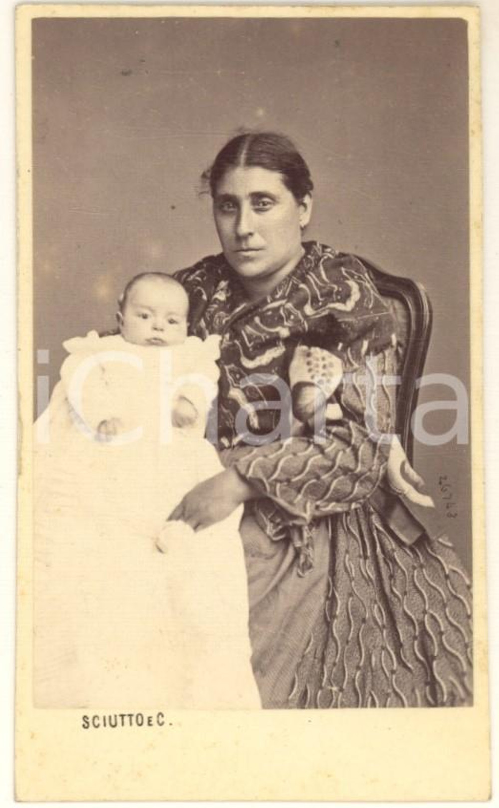 1871 GENOVA Pilade BRONZETTI bambino con la balia *Foto SCIUTTO CDV (2) Fotografia originale d'epoca, su cartoncino morbido, che ritrae il bambino figlio del patriota e garibaldino Oreste Bronzetti in grembo alla balia.FOTOGRAFO: G. B. Sciutto - Genova GOOD/buono minimi difetti di stampa Formato: 6x10 cm originale e autentica 1