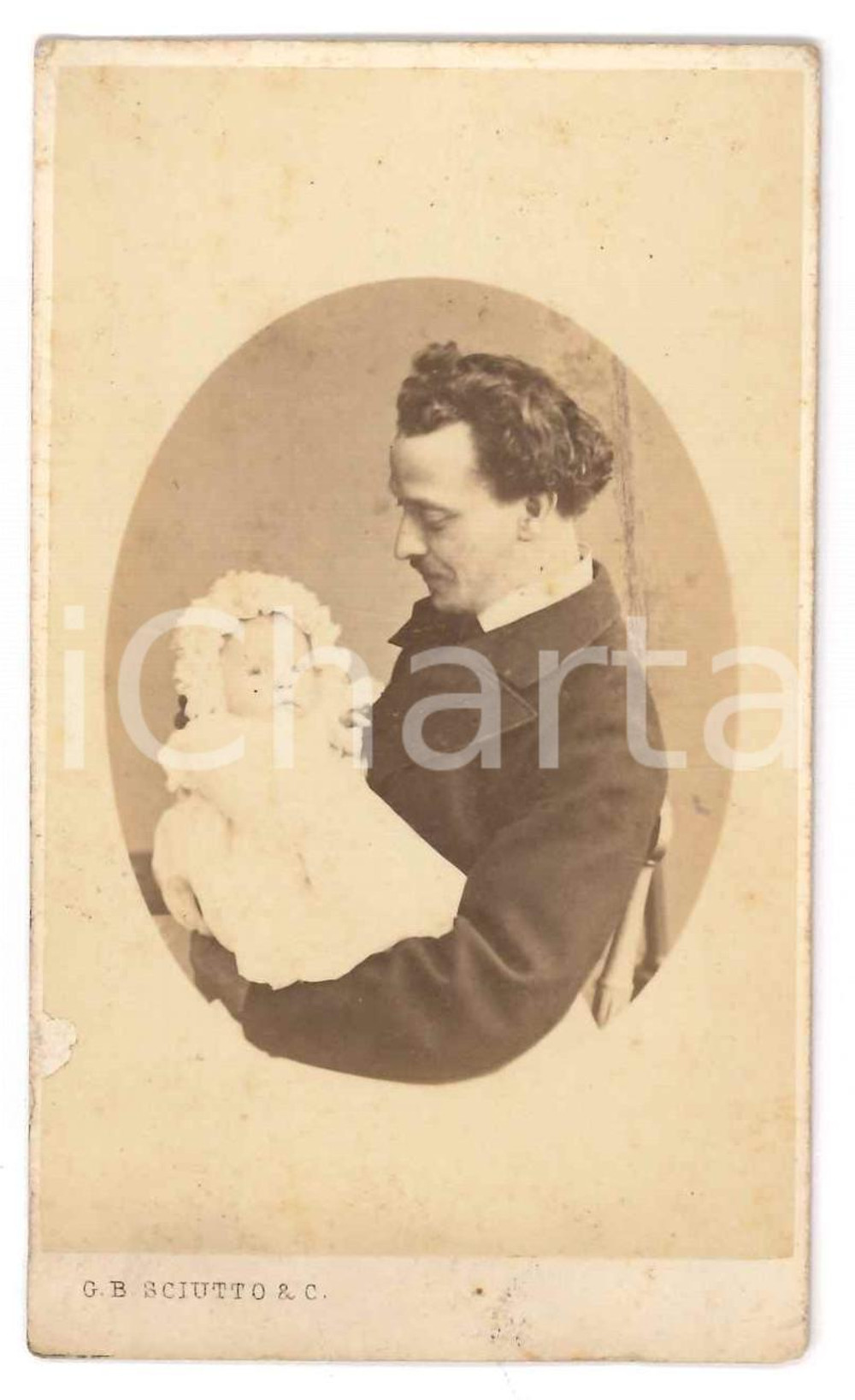 1871 GENOVA Garibaldino Oreste BRONZETTI con il figlio neonato *Foto SCIUTTO (2) Fotografia originale d'epoca, su cartoncino morbido, che ritrae il patriota e garibaldino Oreste Bronzetti con il figlio Pilade (nato nel 1871).FOTOGRAFO: G. B. Sciutto - Genova FAIR/discreto difetti di stampa; minima abrasione marginale Formato: 6x10 cm originale e autentica 1