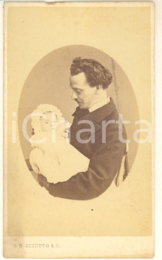 1871 GENOVA Garibaldino Oreste BRONZETTI con il figlio neonato *Foto SCIUTTO (1) Fotografia originale d'epoca, su cartoncino morbido, che ritrae il patriota e garibaldino Oreste Bronzetti con il figlio Pilade (nato nel 1871).FOTOGRAFO: G. B. Sciutto - Genova FAIR/discreto difetti di stampa; minima sbrecciatura al lato superiore Formato: 6x10 cm originale e autentica 1