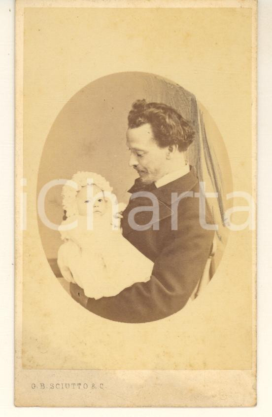 1871 GENOVA Garibaldino Oreste BRONZETTI con il figlio neonato *Foto SCIUTTO (3) Fotografia originale d'epoca, su cartoncino morbido, che ritrae il patriota e garibaldino Oreste Bronzetti con il figlio Pilade (nato nel 1871).FOTOGRAFO: G. B. Sciutto - Genova FAIR/discreto difetti di stampa; ritocchi manuali agli occhi del bambino Formato: 6x10 cm originale e autentica 1