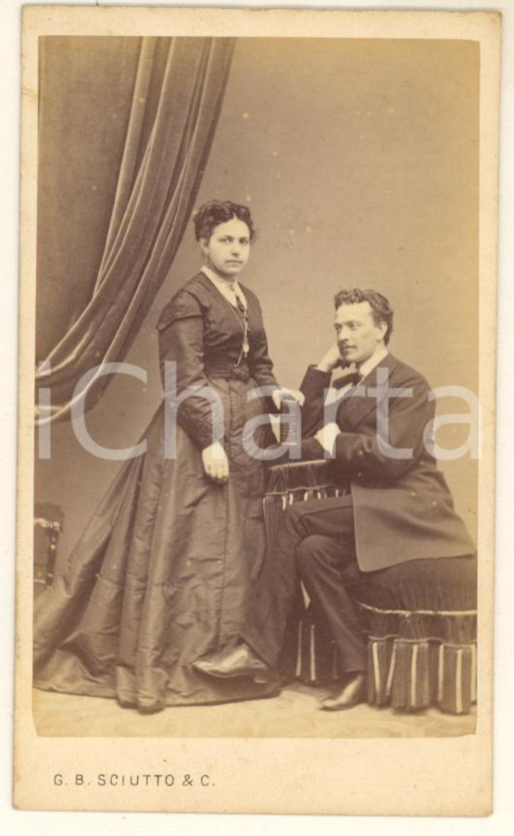 1870 ca RISORGIMENTO Garibaldino Oreste BRONZETTI con la moglie *Foto CDV 2 Fotografia originale d'epoca, su cartoncino morbido, che ritrae il patriota e garibaldino Oreste Bronzetti con la moglie, Caterina Maffezzoli.FOTOGRAFO: Giovanni Battista Sciutto - Genova GOOD/buono minimi difetti di stampa Formato: 6x10 cm originale e autentica 1