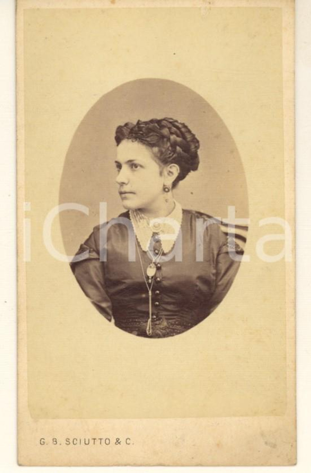 1870 ca GENOVA Caterina MAFFEZZOLI moglie garibaldino Oreste BRONZETTI *Foto 5 Fotografia originale d'epoca, su cartoncino morbido, che ritrae la moglie del patriota e garibaldino Oreste Bronzetti.FOTOGRAFO: Giovanni Battista Sciutto - Genova GOOD/buono minima abrasione al lato superiore Formato: 6x10 cm originale e autentica 1