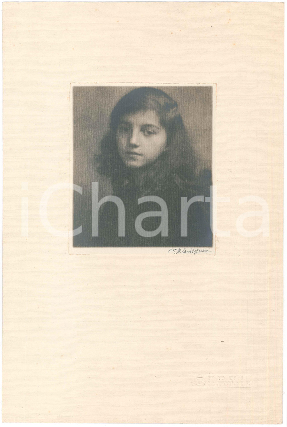 1930 ca MILANO Ritratto di bambina - Foto Mario CASTAGNERI - S.F.R.A.I. (1) Fotografia originale d'epoca, stampata su carta e montata su cartoncino morbido, opera del fotografo Mario Castagneri.Timbro a secco dello studio S.F.R.A.I. (Studio fotografico Artistico Industriale), corso Garibaldi 2 (Milano). GOOD/buono  Formato: 22x33 cm originale e autentica 1