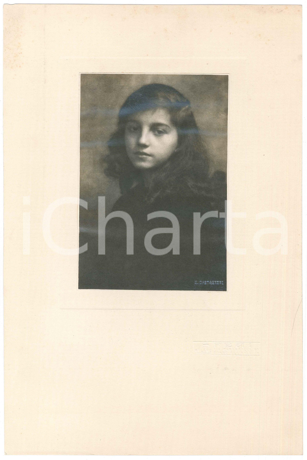 1930 ca MILANO Ritratto di bambina - Foto Mario CASTAGNERI - S.F.R.A.I. (2) Fotografia originale d'epoca, montata su cartoncino morbido, opera del fotografo Mario Castagneri.Timbro a secco dello studio S.F.R.A.I. (Studio fotografico Artistico Industriale), corso Garibaldi 2 (Milano). GOOD/buono ma lieve piegatura angolare e fioriture Formato: 22x33 cm originale e autentica 1