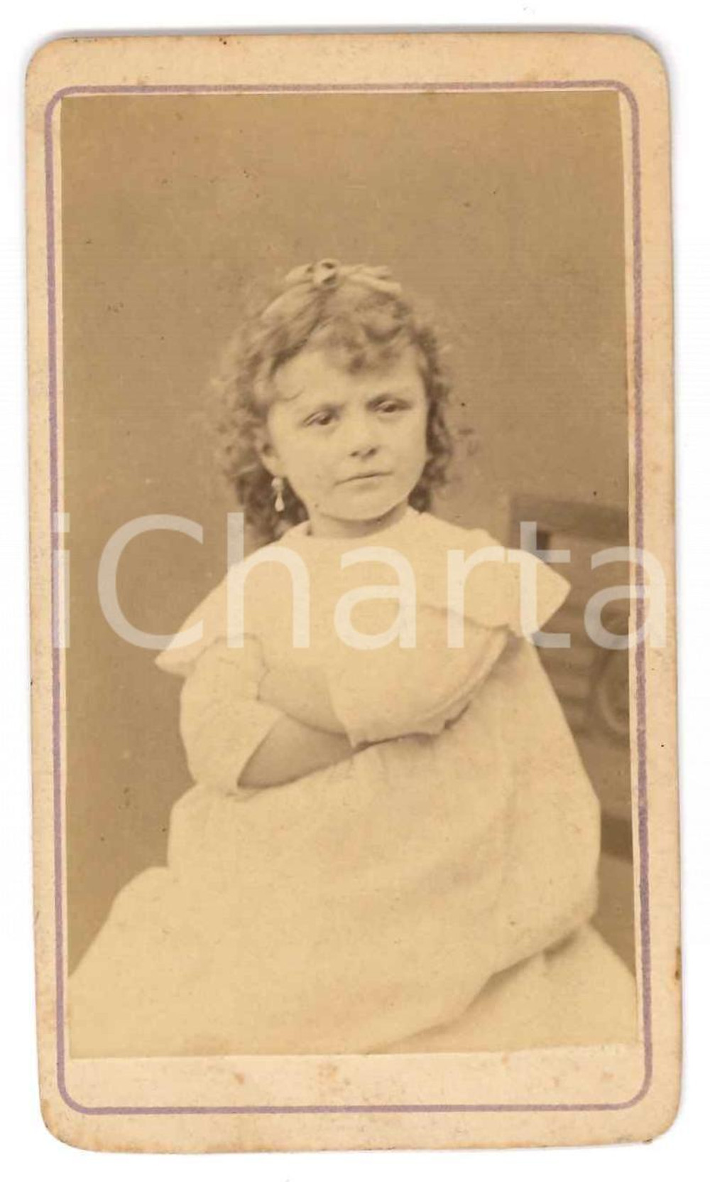 1870 ca MILANO Marta PECCHIO bambina - Ritratto - Fotografia CDV Fotografia originale d'epoca, montata su cartoncino morbido, che ritrae la figlia di Ernestina e Luigi Pecchio. Non è indicato il fotografo, ma è presente al verso il timbro con il nome della famiglia Pecchio e il suo motto latino “orior ex luce” ("nasco dalla luce"). GOOD/buono  Formato: 6x10 cm originale e autentica 1