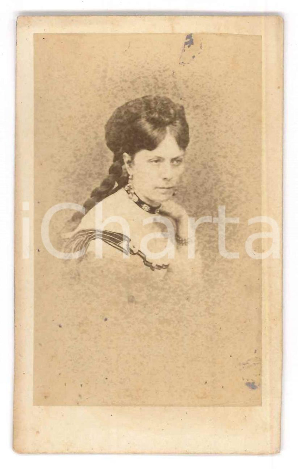 1870 ca MILANO Ernestina CORDA PECCHIO - Profilo - Ritratto *Foto CDV (1) Fotografia originale d'epoca, montata su cartoncino morbido.Non è indicato il fotografo, ma è presente al verso il timbro con il nome della famiglia Pecchio e il suo motto latino “orior ex luce” ("nasco dalla luce"). GOOD/buono lievi difetti Formato: 6x10 cm originale e autentica 1