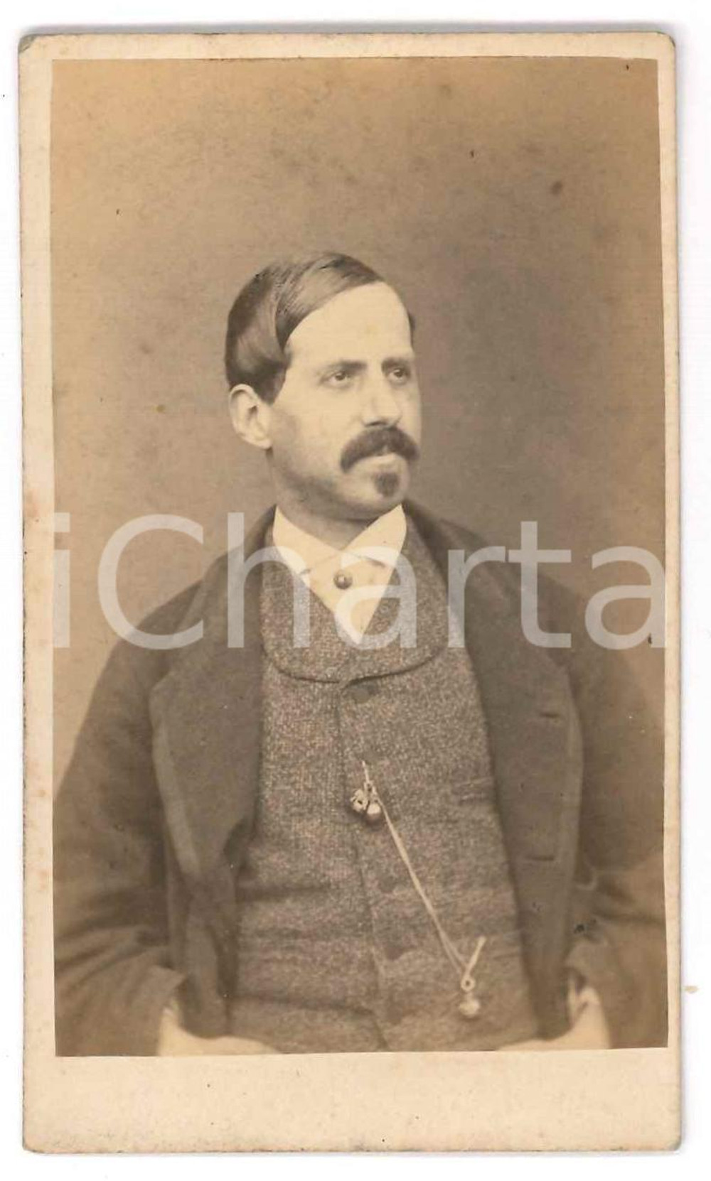 1870 ca Nobile Luigi PECCHIO  - Ritratto *Foto CDV RARA Fotografia originale d'epoca, montata su cartoncino morbido.Non è indicato il fotografo, ma è presente al verso il timbro con il nome della famiglia Pecchio e il suo motto latino “orior ex luce” ("nasco dalla luce").Le famiglie Canzi e Pecchio erano strettamente imparentate (la madre di Luigi Canzi era Lucia, figlia adottiva del nobile Luigi Pecchio). CONDIZIONI:FAIR/discreto difetti di stampaFORMATO: 6x10 cm originale e autentica 1