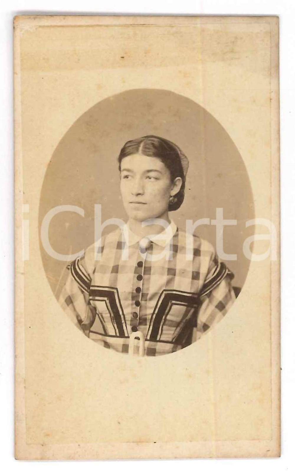1870 ca Famiglia PECCHIO - Ritratto femminile *Foto CDV (3) Fotografia originale d'epoca, montata su cartoncino morbido.Non è indicato il fotografo, ma è presente al verso il timbro con il nome della famiglia Pecchio e il suo motto latino “orior ex luce” ("nasco dalla luce"). FAIR/discreto brunitura marginale Formato: 6x10 cm originale e autentica 1