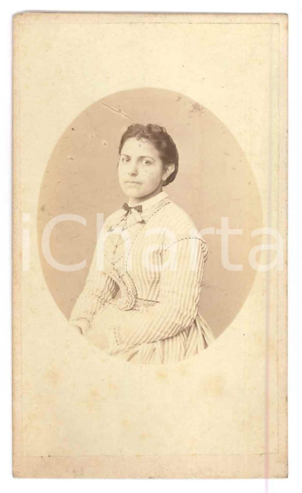 1870 ca Famiglia PECCHIO - Ritratto femminile *Foto CDV (2) Fotografia originale d'epoca, montata su cartoncino morbido.Non è indicato il fotografo, ma è presente al verso il timbro con il nome della famiglia Pecchio e il suo motto latino “orior ex luce” ("nasco dalla luce"). FAIR/discreto difetti di stampa Formato: 6x10 cm originale e autentica 1