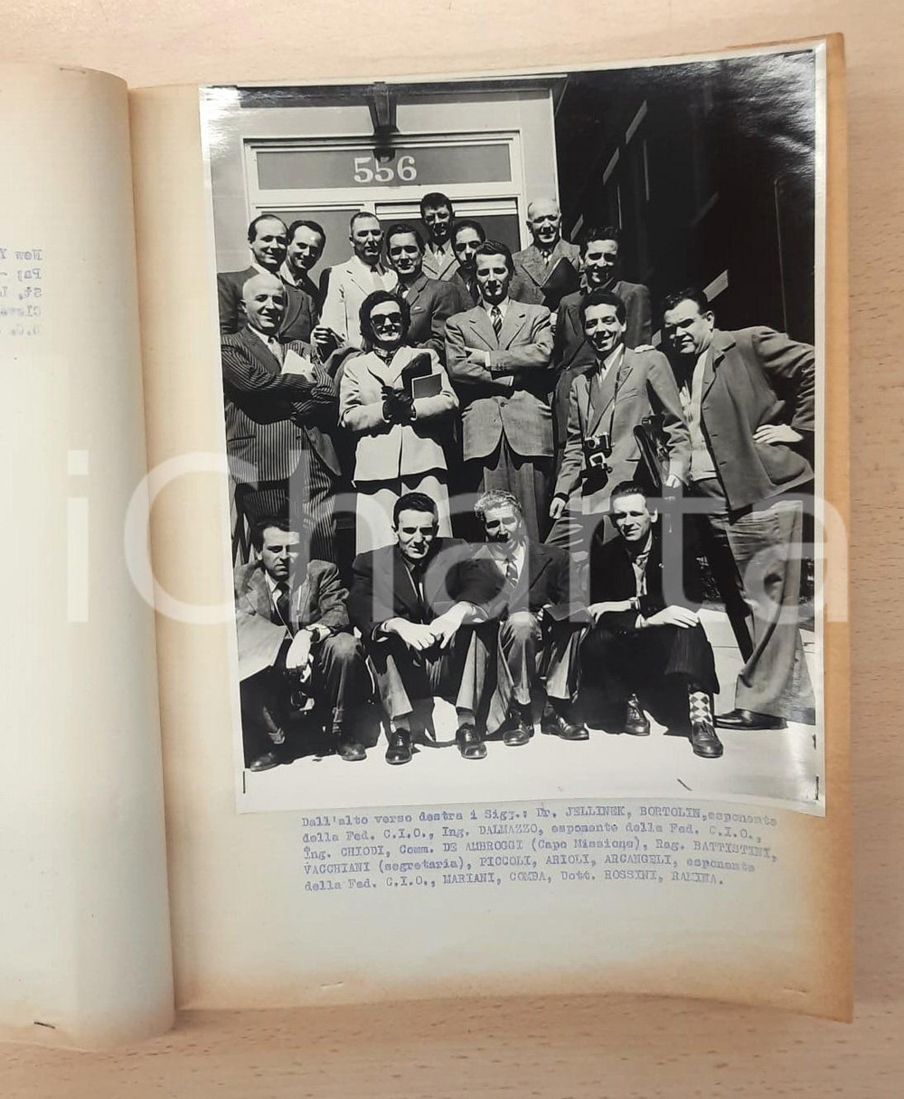 1953 USA Missione italiana assistenza tecnica TA 45/131 ceramica *Dattiloscritto Interessante documento dattiloscritto, originale d'epoca, contenente una relazione dal titolo "Organizzazione e scopi del viaggio negli Stati Uniti d'America della missione italiana di assistenza tecnica TA 45/131 per il settore ceramica e refrattari (22 febbraio - 29 marzo 1953)".All'interno sono presenti numerose fotografie originali b/n, applicate alle pagine, e disegni tecnici.Copertina in cartoncino.PAGINE: 110 GOOD/buono ma lievi ingiallimenti marginali e gualciture in copertina Formato: 22x28 cm originale e autentica 1