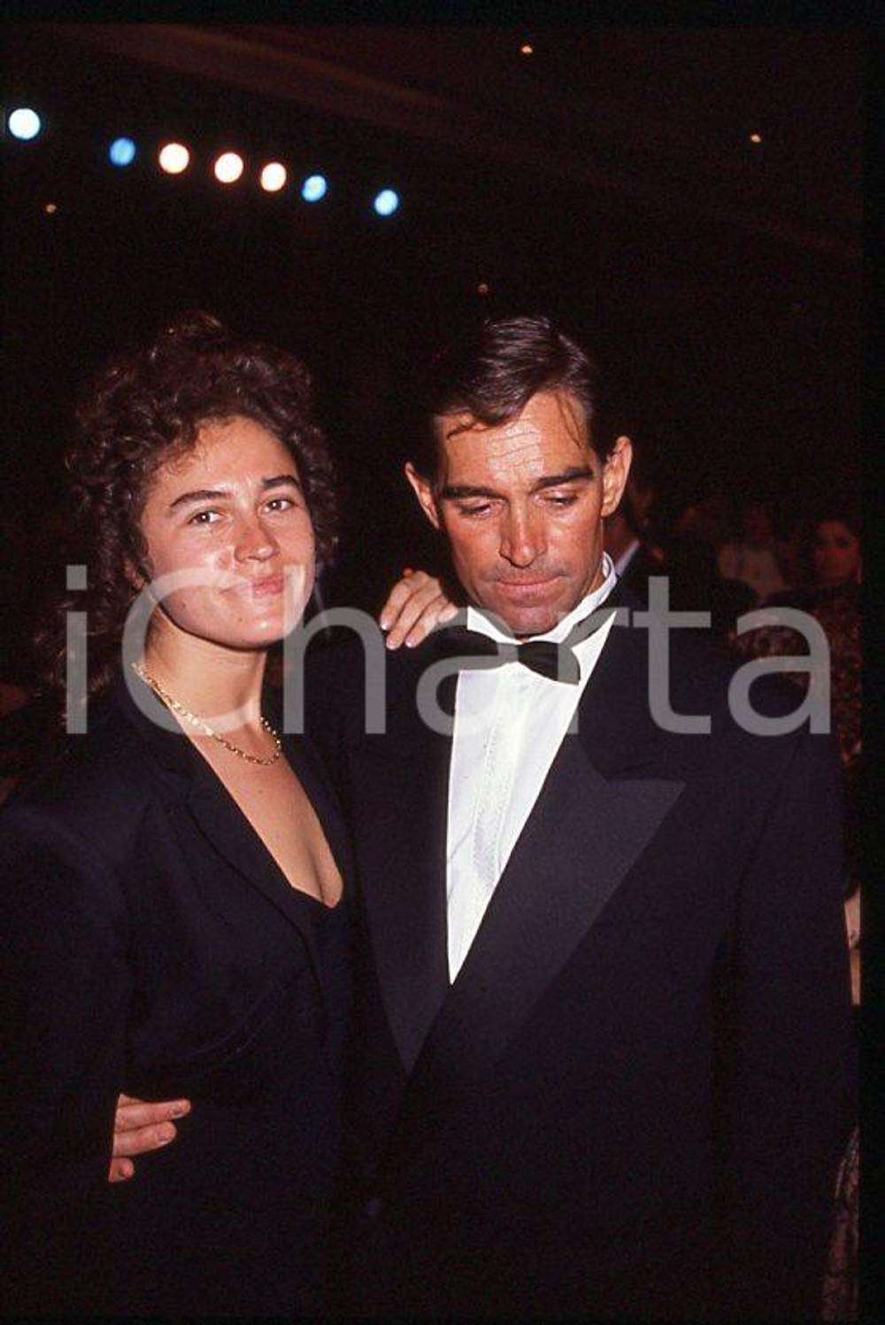 1985 ca Fabio TESTI Lory DEL SANTO * 35 mm vintage slide Diapositiva d'epoca, in formato 35 mm.CONDIZIONI: GOODE' severamente vietata la riproduzione. Tutti i diritti sono riservati.ICharta mette in vendita, sul negozio eBay e in esclusiva sul sito "icharta" il proprio archivio composto da numerose diapositive e negativi fotografici d'epoca, tutti originali e autentici, che attraversano la storia del costume italiano tra gli la fine degli anni Sessanta e Novanta.Si tratta di uno sguardo inedito sull'attualità , la politica, la vita quotidiana, il gossip e la cultura, che fotografa il cambiamento della nazione in quest'ultimo scorcio del XX secolo. Un'occasione unica per il mercato del collezionismo, che vede finalmente disponibile un archivio eccezionale per vastità , tematiche e condizioni, in un settore (il negativo fotografico e la diapositiva) di assoluta novità e dalle interessanti prospettive di investimento. GOOD/buono   originale e autentica 1