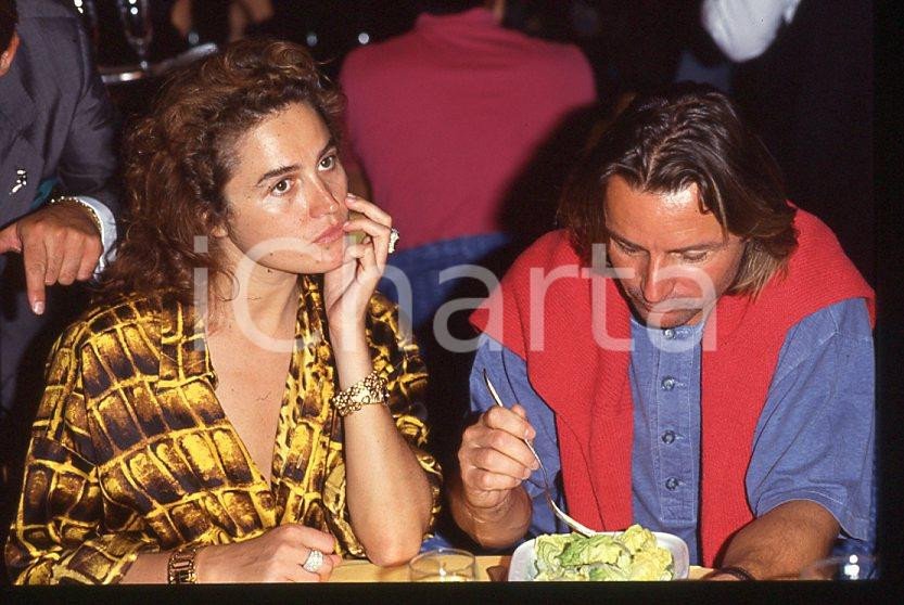 1985 ca René ARNOUX Lory DEL SANTO * 35 mm vintage slide (1) Diapositiva d'epoca, in formato 35 mm.CONDIZIONI: GOODE' severamente vietata la riproduzione. Tutti i diritti sono riservati.ICharta mette in vendita, sul negozio eBay e in esclusiva sul sito "icharta" il proprio archivio composto da numerose diapositive e negativi fotografici d'epoca, tutti originali e autentici, che attraversano la storia del costume italiano tra gli la fine degli anni Sessanta e Novanta.Si tratta di uno sguardo inedito sull'attualità , la politica, la vita quotidiana, il gossip e la cultura, che fotografa il cambiamento della nazione in quest'ultimo scorcio del XX secolo. Un'occasione unica per il mercato del collezionismo, che vede finalmente disponibile un archivio eccezionale per vastità , tematiche e condizioni, in un settore (il negativo fotografico e la diapositiva) di assoluta novità e dalle interessanti prospettive di investimento. GOOD/buono   originale e autentica 1