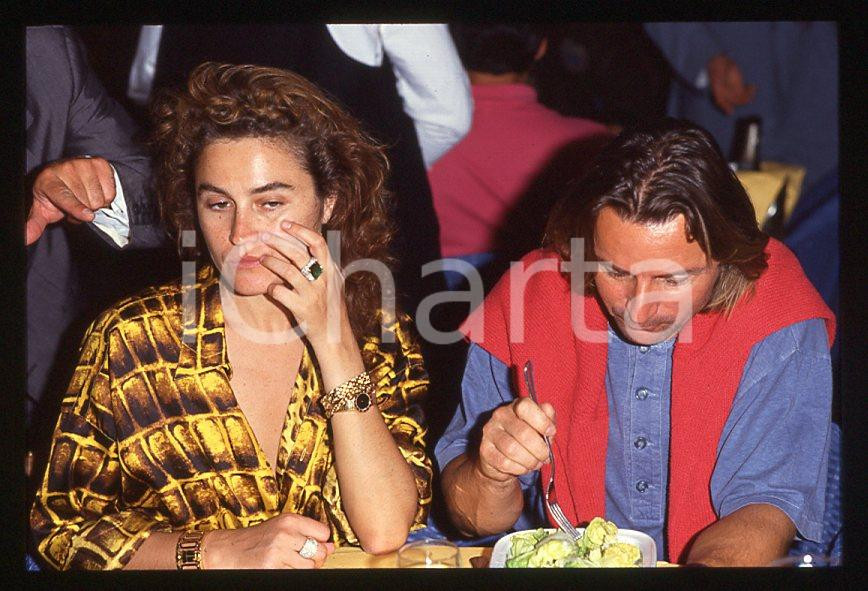 1985 ca René ARNOUX Lory DEL SANTO * 35 mm vintage slide (4) Diapositiva d'epoca, in formato 35 mm.CONDIZIONI: GOODE' severamente vietata la riproduzione. Tutti i diritti sono riservati.ICharta mette in vendita, sul negozio eBay e in esclusiva sul sito "icharta" il proprio archivio composto da numerose diapositive e negativi fotografici d'epoca, tutti originali e autentici, che attraversano la storia del costume italiano tra gli la fine degli anni Sessanta e Novanta.Si tratta di uno sguardo inedito sull'attualità , la politica, la vita quotidiana, il gossip e la cultura, che fotografa il cambiamento della nazione in quest'ultimo scorcio del XX secolo. Un'occasione unica per il mercato del collezionismo, che vede finalmente disponibile un archivio eccezionale per vastità , tematiche e condizioni, in un settore (il negativo fotografico e la diapositiva) di assoluta novità e dalle interessanti prospettive di investimento. GOOD/buono   originale e autentica 1