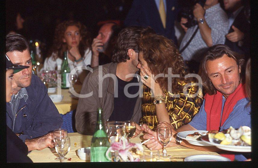 1985 ca René ARNOUX Pierre COSSOLory DEL SANTO * 35 mm vintage slide (3) Diapositiva d'epoca, in formato 35 mm.CONDIZIONI: GOODE' severamente vietata la riproduzione. Tutti i diritti sono riservati.ICharta mette in vendita, sul negozio eBay e in esclusiva sul sito "icharta" il proprio archivio composto da numerose diapositive e negativi fotografici d'epoca, tutti originali e autentici, che attraversano la storia del costume italiano tra gli la fine degli anni Sessanta e Novanta.Si tratta di uno sguardo inedito sull'attualità , la politica, la vita quotidiana, il gossip e la cultura, che fotografa il cambiamento della nazione in quest'ultimo scorcio del XX secolo. Un'occasione unica per il mercato del collezionismo, che vede finalmente disponibile un archivio eccezionale per vastità , tematiche e condizioni, in un settore (il negativo fotografico e la diapositiva) di assoluta novità e dalle interessanti prospettive di investimento. GOOD/buono   originale e autentica 1