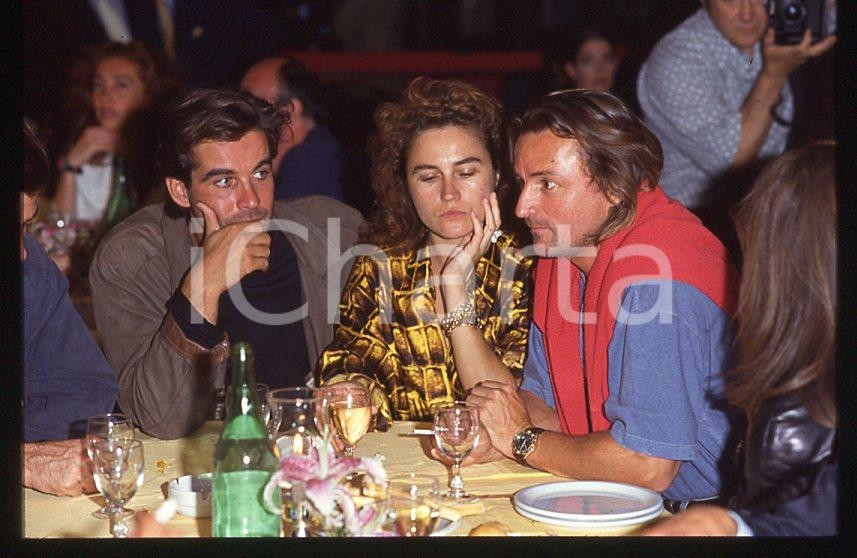 1985 ca René ARNOUX Pierre COSSOLory DEL SANTO * 35 mm vintage slide (6) Diapositiva d'epoca, in formato 35 mm.CONDIZIONI: GOODE' severamente vietata la riproduzione. Tutti i diritti sono riservati.ICharta mette in vendita, sul negozio eBay e in esclusiva sul sito "icharta" il proprio archivio composto da numerose diapositive e negativi fotografici d'epoca, tutti originali e autentici, che attraversano la storia del costume italiano tra gli la fine degli anni Sessanta e Novanta.Si tratta di uno sguardo inedito sull'attualità , la politica, la vita quotidiana, il gossip e la cultura, che fotografa il cambiamento della nazione in quest'ultimo scorcio del XX secolo. Un'occasione unica per il mercato del collezionismo, che vede finalmente disponibile un archivio eccezionale per vastità , tematiche e condizioni, in un settore (il negativo fotografico e la diapositiva) di assoluta novità e dalle interessanti prospettive di investimento. GOOD/buono   originale e autentica 1