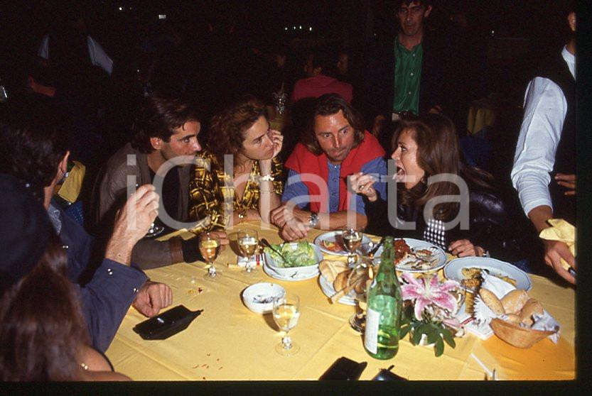 1985 ca René ARNOUX Pierre COSSO Lory DEL SANTO * 35 mm vintage slide 9 Diapositiva d'epoca, in formato 35 mm.CONDIZIONI: GOODE' severamente vietata la riproduzione. Tutti i diritti sono riservati.ICharta mette in vendita, sul negozio eBay e in esclusiva sul sito "icharta" il proprio archivio composto da numerose diapositive e negativi fotografici d'epoca, tutti originali e autentici, che attraversano la storia del costume italiano tra gli la fine degli anni Sessanta e Novanta.Si tratta di uno sguardo inedito sull'attualità , la politica, la vita quotidiana, il gossip e la cultura, che fotografa il cambiamento della nazione in quest'ultimo scorcio del XX secolo. Un'occasione unica per il mercato del collezionismo, che vede finalmente disponibile un archivio eccezionale per vastità , tematiche e condizioni, in un settore (il negativo fotografico e la diapositiva) di assoluta novità e dalle interessanti prospettive di investimento. GOOD/buono   originale e autentica 1