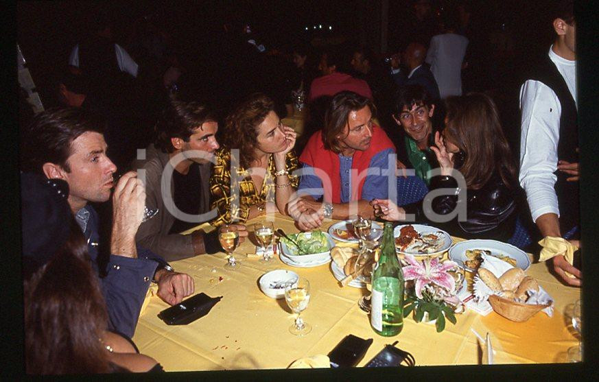 1985 ca René ARNOUX Pierre COSSOLory DEL SANTO * 35 mm vintage slide (8) Diapositiva d'epoca, in formato 35 mm.CONDIZIONI: GOODE' severamente vietata la riproduzione. Tutti i diritti sono riservati.ICharta mette in vendita, sul negozio eBay e in esclusiva sul sito "icharta" il proprio archivio composto da numerose diapositive e negativi fotografici d'epoca, tutti originali e autentici, che attraversano la storia del costume italiano tra gli la fine degli anni Sessanta e Novanta.Si tratta di uno sguardo inedito sull'attualità , la politica, la vita quotidiana, il gossip e la cultura, che fotografa il cambiamento della nazione in quest'ultimo scorcio del XX secolo. Un'occasione unica per il mercato del collezionismo, che vede finalmente disponibile un archivio eccezionale per vastità , tematiche e condizioni, in un settore (il negativo fotografico e la diapositiva) di assoluta novità e dalle interessanti prospettive di investimento. GOOD/buono   originale e autentica 1