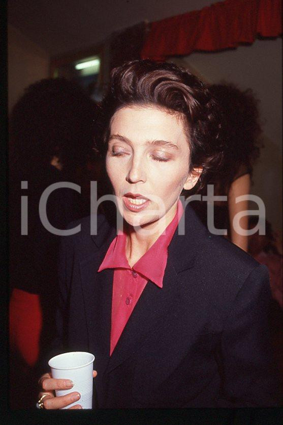 1990 ca MUSICA Rossana CASALE * 35 mm vintage slide Diapositiva d'epoca, in formato 35 mm.CONDIZIONI: GOODE' severamente vietata la riproduzione. Tutti i diritti sono riservati.ICharta mette in vendita, sul negozio eBay e in esclusiva sul sito "icharta" il proprio archivio composto da numerose diapositive e negativi fotografici d'epoca, tutti originali e autentici, che attraversano la storia del costume italiano tra gli la fine degli anni Sessanta e Novanta.Si tratta di uno sguardo inedito sull'attualità , la politica, la vita quotidiana, il gossip e la cultura, che fotografa il cambiamento della nazione in quest'ultimo scorcio del XX secolo. Un'occasione unica per il mercato del collezionismo, che vede finalmente disponibile un archivio eccezionale per vastità , tematiche e condizioni, in un settore (il negativo fotografico e la diapositiva) di assoluta novità e dalle interessanti prospettive di investimento. GOOD/buono   originale e autentica 1