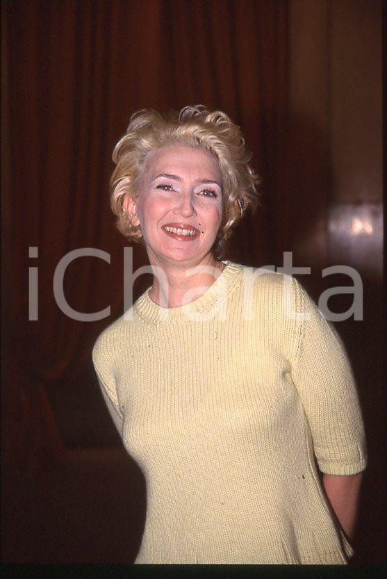 1995 ca MUSICA Rossana CASALE * 35 mm vintage slide (5) Diapositiva d'epoca, in formato 35 mm.CONDIZIONI: GOODE' severamente vietata la riproduzione. Tutti i diritti sono riservati.ICharta mette in vendita, sul negozio eBay e in esclusiva sul sito "icharta" il proprio archivio composto da numerose diapositive e negativi fotografici d'epoca, tutti originali e autentici, che attraversano la storia del costume italiano tra gli la fine degli anni Sessanta e Novanta.Si tratta di uno sguardo inedito sull'attualità , la politica, la vita quotidiana, il gossip e la cultura, che fotografa il cambiamento della nazione in quest'ultimo scorcio del XX secolo. Un'occasione unica per il mercato del collezionismo, che vede finalmente disponibile un archivio eccezionale per vastità , tematiche e condizioni, in un settore (il negativo fotografico e la diapositiva) di assoluta novità e dalle interessanti prospettive di investimento. GOOD/buono   originale e autentica 1