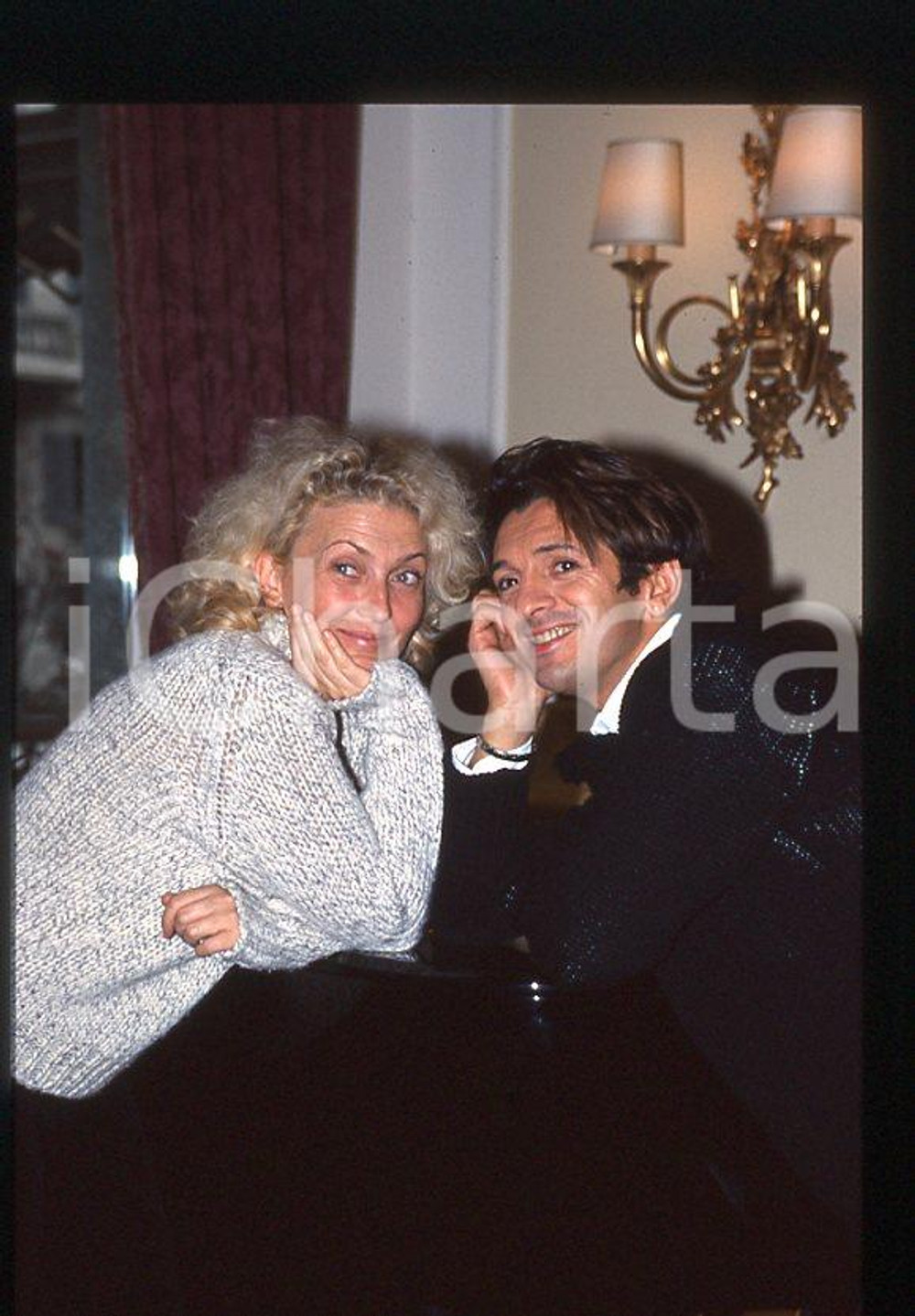 1995 ca MUSICA Manuel FRATTINI Rossana CASALE * 35 mm vintage slide (3) Diapositiva d'epoca, in formato 35 mm.CONDIZIONI: GOODE' severamente vietata la riproduzione. Tutti i diritti sono riservati.ICharta mette in vendita, sul negozio eBay e in esclusiva sul sito "icharta" il proprio archivio composto da numerose diapositive e negativi fotografici d'epoca, tutti originali e autentici, che attraversano la storia del costume italiano tra gli la fine degli anni Sessanta e Novanta.Si tratta di uno sguardo inedito sull'attualità , la politica, la vita quotidiana, il gossip e la cultura, che fotografa il cambiamento della nazione in quest'ultimo scorcio del XX secolo. Un'occasione unica per il mercato del collezionismo, che vede finalmente disponibile un archivio eccezionale per vastità , tematiche e condizioni, in un settore (il negativo fotografico e la diapositiva) di assoluta novità e dalle interessanti prospettive di investimento. GOOD/buono   originale e autentica 1