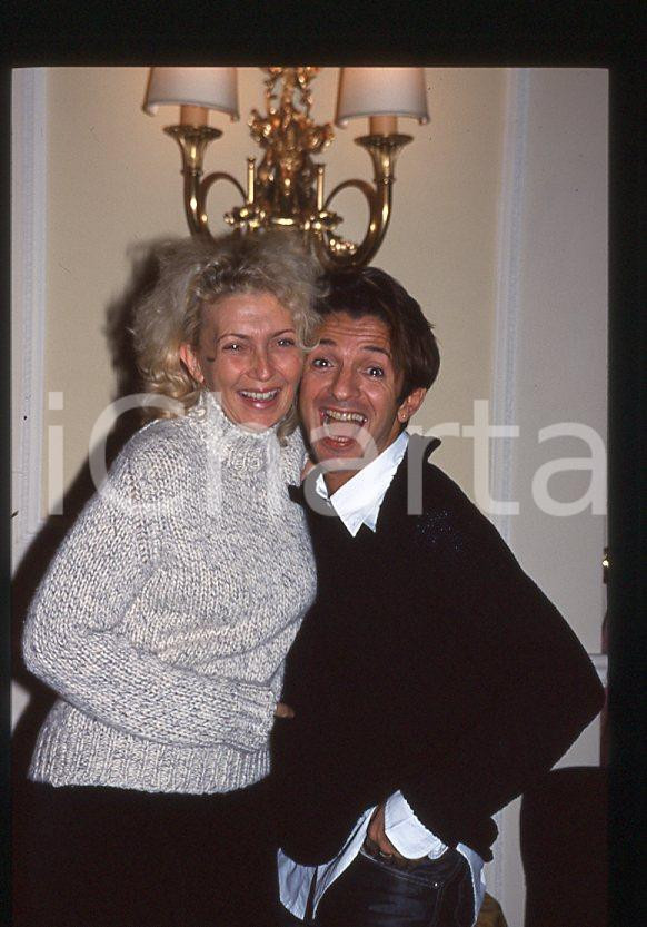 1995 ca MUSICA Manuel FRATTINI Rossana CASALE * 35 mm vintage slide (4) Diapositiva d'epoca, in formato 35 mm.CONDIZIONI: GOODE' severamente vietata la riproduzione. Tutti i diritti sono riservati.ICharta mette in vendita, sul negozio eBay e in esclusiva sul sito "icharta" il proprio archivio composto da numerose diapositive e negativi fotografici d'epoca, tutti originali e autentici, che attraversano la storia del costume italiano tra gli la fine degli anni Sessanta e Novanta.Si tratta di uno sguardo inedito sull'attualità , la politica, la vita quotidiana, il gossip e la cultura, che fotografa il cambiamento della nazione in quest'ultimo scorcio del XX secolo. Un'occasione unica per il mercato del collezionismo, che vede finalmente disponibile un archivio eccezionale per vastità , tematiche e condizioni, in un settore (il negativo fotografico e la diapositiva) di assoluta novità e dalle interessanti prospettive di investimento. GOOD/buono   originale e autentica 1