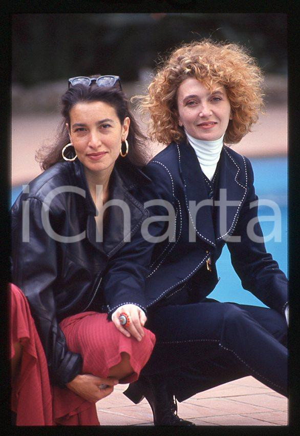 1993 MUSICA Grazia DI MICHELE Rossana CASALE * 35 mm vintage slide (3) Diapositiva d'epoca, in formato 35 mm.CONDIZIONI: GOODE' severamente vietata la riproduzione. Tutti i diritti sono riservati.ICharta mette in vendita, sul negozio eBay e in esclusiva sul sito "icharta" il proprio archivio composto da numerose diapositive e negativi fotografici d'epoca, tutti originali e autentici, che attraversano la storia del costume italiano tra gli la fine degli anni Sessanta e Novanta.Si tratta di uno sguardo inedito sull'attualità , la politica, la vita quotidiana, il gossip e la cultura, che fotografa il cambiamento della nazione in quest'ultimo scorcio del XX secolo. Un'occasione unica per il mercato del collezionismo, che vede finalmente disponibile un archivio eccezionale per vastità , tematiche e condizioni, in un settore (il negativo fotografico e la diapositiva) di assoluta novità e dalle interessanti prospettive di investimento. GOOD/buono   originale e autentica 1