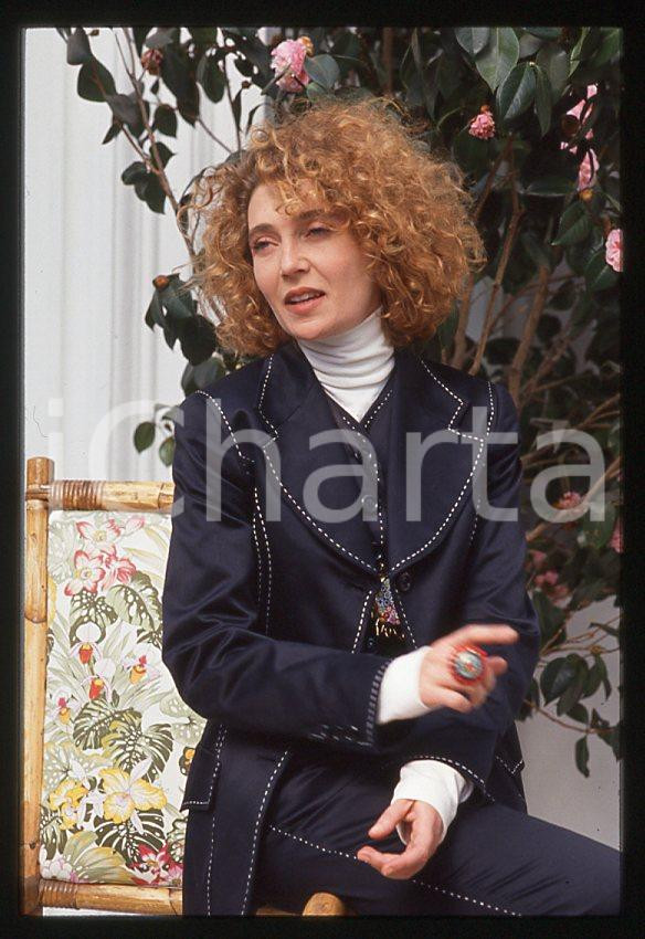 1993 MUSICA Rossana CASALE * 35 mm vintage slide (1) Diapositiva d'epoca, in formato 35 mm.CONDIZIONI: GOODE' severamente vietata la riproduzione. Tutti i diritti sono riservati.ICharta mette in vendita, sul negozio eBay e in esclusiva sul sito "icharta" il proprio archivio composto da numerose diapositive e negativi fotografici d'epoca, tutti originali e autentici, che attraversano la storia del costume italiano tra gli la fine degli anni Sessanta e Novanta.Si tratta di uno sguardo inedito sull'attualità , la politica, la vita quotidiana, il gossip e la cultura, che fotografa il cambiamento della nazione in quest'ultimo scorcio del XX secolo. Un'occasione unica per il mercato del collezionismo, che vede finalmente disponibile un archivio eccezionale per vastità , tematiche e condizioni, in un settore (il negativo fotografico e la diapositiva) di assoluta novità e dalle interessanti prospettive di investimento. GOOD/buono   originale e autentica 1