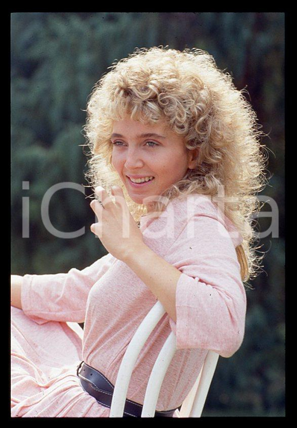 1990 ca MUSICA Rossana CASALE * 35 mm vintage slide (1) Diapositiva d'epoca, in formato 35 mm.CONDIZIONI: GOODE' severamente vietata la riproduzione. Tutti i diritti sono riservati.ICharta mette in vendita, sul negozio eBay e in esclusiva sul sito "icharta" il proprio archivio composto da numerose diapositive e negativi fotografici d'epoca, tutti originali e autentici, che attraversano la storia del costume italiano tra gli la fine degli anni Sessanta e Novanta.Si tratta di uno sguardo inedito sull'attualità , la politica, la vita quotidiana, il gossip e la cultura, che fotografa il cambiamento della nazione in quest'ultimo scorcio del XX secolo. Un'occasione unica per il mercato del collezionismo, che vede finalmente disponibile un archivio eccezionale per vastità , tematiche e condizioni, in un settore (il negativo fotografico e la diapositiva) di assoluta novità e dalle interessanti prospettive di investimento. GOOD/buono   originale e autentica 1