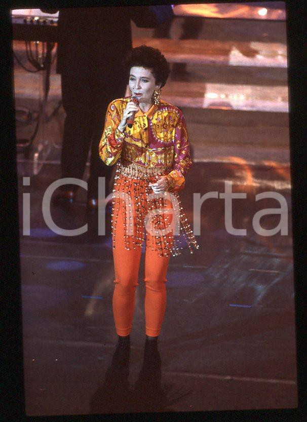 1991 Rossana CASALE Festival di Saremo * 35 mm vintage slide (3) Diapositiva d'epoca, in formato 35 mm.CONDIZIONI: GOODE' severamente vietata la riproduzione. Tutti i diritti sono riservati.ICharta mette in vendita, sul negozio eBay e in esclusiva sul sito "icharta" il proprio archivio composto da numerose diapositive e negativi fotografici d'epoca, tutti originali e autentici, che attraversano la storia del costume italiano tra gli la fine degli anni Sessanta e Novanta.Si tratta di uno sguardo inedito sull'attualità , la politica, la vita quotidiana, il gossip e la cultura, che fotografa il cambiamento della nazione in quest'ultimo scorcio del XX secolo. Un'occasione unica per il mercato del collezionismo, che vede finalmente disponibile un archivio eccezionale per vastità , tematiche e condizioni, in un settore (il negativo fotografico e la diapositiva) di assoluta novità e dalle interessanti prospettive di investimento. GOOD/buono   originale e autentica 1
