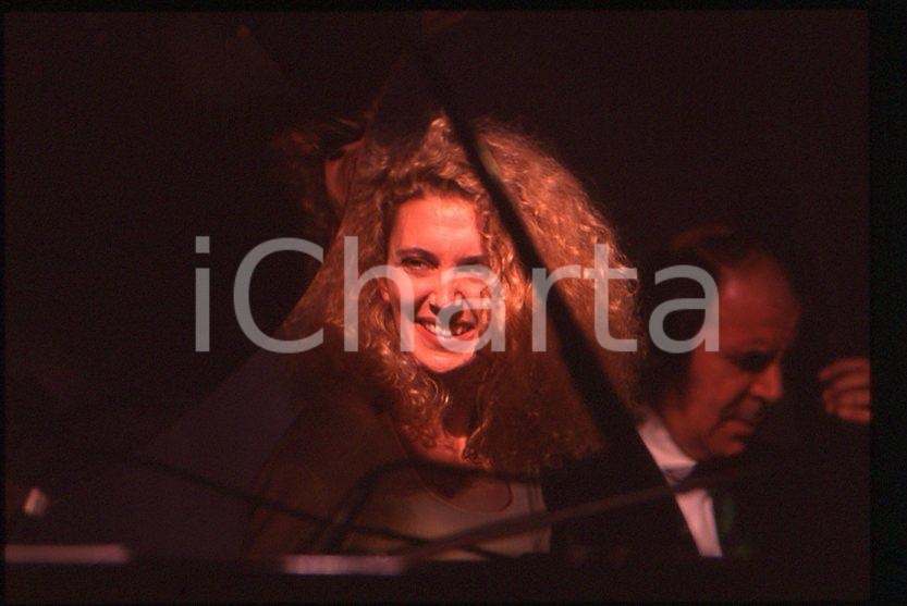 1990 ca MUSICA Rossana CASALE Ritratto * 35 mm vintage slide (10) Diapositiva d'epoca, in formato 35 mm.CONDIZIONI: GOODE' severamente vietata la riproduzione. Tutti i diritti sono riservati.ICharta mette in vendita, sul negozio eBay e in esclusiva sul sito "icharta" il proprio archivio composto da numerose diapositive e negativi fotografici d'epoca, tutti originali e autentici, che attraversano la storia del costume italiano tra gli la fine degli anni Sessanta e Novanta.Si tratta di uno sguardo inedito sull'attualità , la politica, la vita quotidiana, il gossip e la cultura, che fotografa il cambiamento della nazione in quest'ultimo scorcio del XX secolo. Un'occasione unica per il mercato del collezionismo, che vede finalmente disponibile un archivio eccezionale per vastità , tematiche e condizioni, in un settore (il negativo fotografico e la diapositiva) di assoluta novità e dalle interessanti prospettive di investimento. GOOD/buono   originale e autentica 1