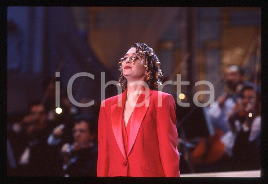 1990 ca MUSICA Rossana CASALE Ritratto * 35 mm vintage slide (15) Diapositiva d'epoca, in formato 35 mm.CONDIZIONI: GOODE' severamente vietata la riproduzione. Tutti i diritti sono riservati.ICharta mette in vendita, sul negozio eBay e in esclusiva sul sito "icharta" il proprio archivio composto da numerose diapositive e negativi fotografici d'epoca, tutti originali e autentici, che attraversano la storia del costume italiano tra gli la fine degli anni Sessanta e Novanta.Si tratta di uno sguardo inedito sull'attualità , la politica, la vita quotidiana, il gossip e la cultura, che fotografa il cambiamento della nazione in quest'ultimo scorcio del XX secolo. Un'occasione unica per il mercato del collezionismo, che vede finalmente disponibile un archivio eccezionale per vastità , tematiche e condizioni, in un settore (il negativo fotografico e la diapositiva) di assoluta novità e dalle interessanti prospettive di investimento. GOOD/buono   originale e autentica 1