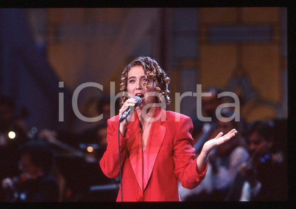 1990 ca MUSICA Rossana CASALE Ritratto * 35 mm vintage slide (14) Diapositiva d'epoca, in formato 35 mm.CONDIZIONI: GOODE' severamente vietata la riproduzione. Tutti i diritti sono riservati.ICharta mette in vendita, sul negozio eBay e in esclusiva sul sito "icharta" il proprio archivio composto da numerose diapositive e negativi fotografici d'epoca, tutti originali e autentici, che attraversano la storia del costume italiano tra gli la fine degli anni Sessanta e Novanta.Si tratta di uno sguardo inedito sull'attualità , la politica, la vita quotidiana, il gossip e la cultura, che fotografa il cambiamento della nazione in quest'ultimo scorcio del XX secolo. Un'occasione unica per il mercato del collezionismo, che vede finalmente disponibile un archivio eccezionale per vastità , tematiche e condizioni, in un settore (il negativo fotografico e la diapositiva) di assoluta novità e dalle interessanti prospettive di investimento. GOOD/buono   originale e autentica 1
