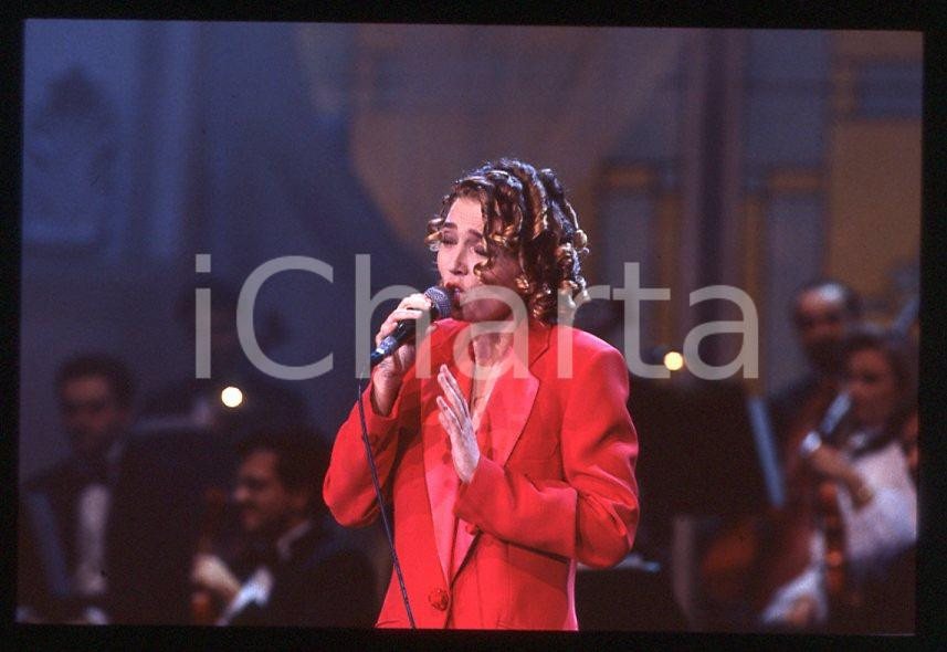 1990 ca MUSICA Rossana CASALE Ritratto * 35 mm vintage slide (17) Diapositiva d'epoca, in formato 35 mm.CONDIZIONI: GOODE' severamente vietata la riproduzione. Tutti i diritti sono riservati.ICharta mette in vendita, sul negozio eBay e in esclusiva sul sito "icharta" il proprio archivio composto da numerose diapositive e negativi fotografici d'epoca, tutti originali e autentici, che attraversano la storia del costume italiano tra gli la fine degli anni Sessanta e Novanta.Si tratta di uno sguardo inedito sull'attualità , la politica, la vita quotidiana, il gossip e la cultura, che fotografa il cambiamento della nazione in quest'ultimo scorcio del XX secolo. Un'occasione unica per il mercato del collezionismo, che vede finalmente disponibile un archivio eccezionale per vastità , tematiche e condizioni, in un settore (il negativo fotografico e la diapositiva) di assoluta novità e dalle interessanti prospettive di investimento. GOOD/buono   originale e autentica 1