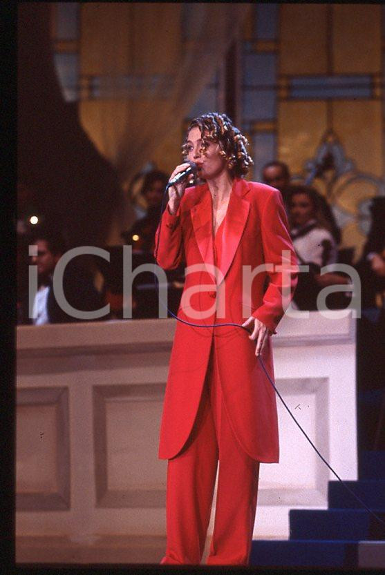 1990 ca MUSICA Rossana CASALE Ritratto * 35 mm vintage slide (18) Diapositiva d'epoca, in formato 35 mm.CONDIZIONI: GOODE' severamente vietata la riproduzione. Tutti i diritti sono riservati.ICharta mette in vendita, sul negozio eBay e in esclusiva sul sito "icharta" il proprio archivio composto da numerose diapositive e negativi fotografici d'epoca, tutti originali e autentici, che attraversano la storia del costume italiano tra gli la fine degli anni Sessanta e Novanta.Si tratta di uno sguardo inedito sull'attualità , la politica, la vita quotidiana, il gossip e la cultura, che fotografa il cambiamento della nazione in quest'ultimo scorcio del XX secolo. Un'occasione unica per il mercato del collezionismo, che vede finalmente disponibile un archivio eccezionale per vastità , tematiche e condizioni, in un settore (il negativo fotografico e la diapositiva) di assoluta novità e dalle interessanti prospettive di investimento. GOOD/buono   originale e autentica 1