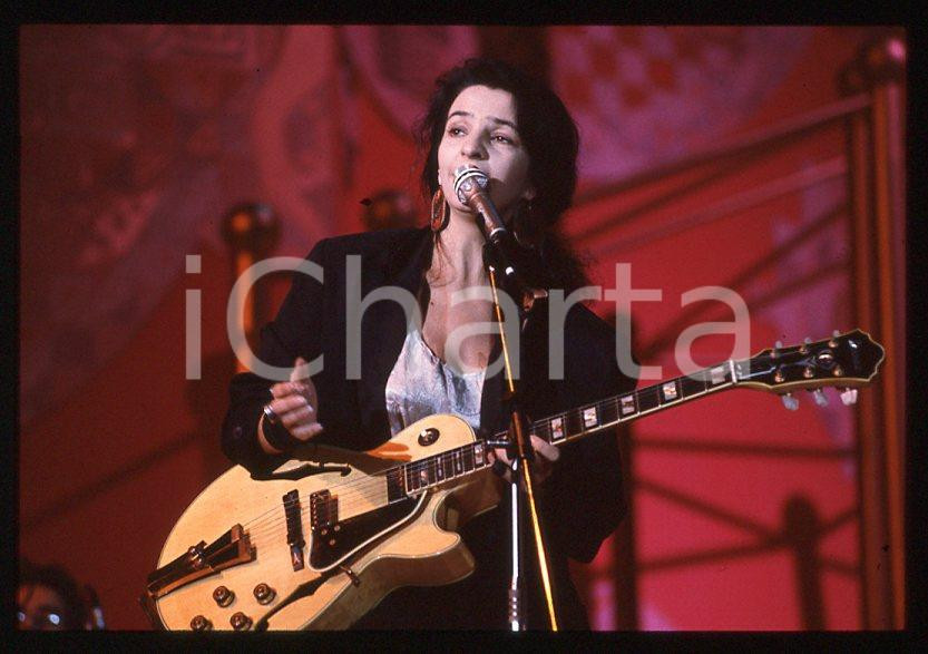 1995 ca MUSICA Teresa DE SIO * 35 mm vintage slide (1) Diapositiva d'epoca, in formato 35 mm.CONDIZIONI: GOODE' severamente vietata la riproduzione. Tutti i diritti sono riservati.ICharta mette in vendita, sul negozio eBay e in esclusiva sul sito "icharta" il proprio archivio composto da numerose diapositive e negativi fotografici d'epoca, tutti originali e autentici, che attraversano la storia del costume italiano tra gli la fine degli anni Sessanta e Novanta.Si tratta di uno sguardo inedito sull'attualità , la politica, la vita quotidiana, il gossip e la cultura, che fotografa il cambiamento della nazione in quest'ultimo scorcio del XX secolo. Un'occasione unica per il mercato del collezionismo, che vede finalmente disponibile un archivio eccezionale per vastità , tematiche e condizioni, in un settore (il negativo fotografico e la diapositiva) di assoluta novità e dalle interessanti prospettive di investimento. GOOD/buono   originale e autentica 1