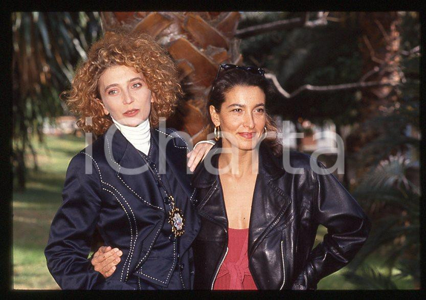 1993 MUSICA Rossana CASALE Grazia DI MICHELE * 35 mm vintage slide (2) Diapositiva d'epoca, in formato 35 mm.CONDIZIONI: GOODE' severamente vietata la riproduzione. Tutti i diritti sono riservati.ICharta mette in vendita, sul negozio eBay e in esclusiva sul sito "icharta" il proprio archivio composto da numerose diapositive e negativi fotografici d'epoca, tutti originali e autentici, che attraversano la storia del costume italiano tra gli la fine degli anni Sessanta e Novanta.Si tratta di uno sguardo inedito sull'attualità , la politica, la vita quotidiana, il gossip e la cultura, che fotografa il cambiamento della nazione in quest'ultimo scorcio del XX secolo. Un'occasione unica per il mercato del collezionismo, che vede finalmente disponibile un archivio eccezionale per vastità , tematiche e condizioni, in un settore (il negativo fotografico e la diapositiva) di assoluta novità e dalle interessanti prospettive di investimento. GOOD/buono   originale e autentica 1