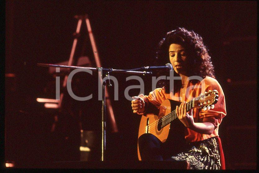 1995 ca MUSICA Teresa DE SIO * 35 mm vintage slide (2) Diapositiva d'epoca, in formato 35 mm.CONDIZIONI: GOODE' severamente vietata la riproduzione. Tutti i diritti sono riservati.ICharta mette in vendita, sul negozio eBay e in esclusiva sul sito "icharta" il proprio archivio composto da numerose diapositive e negativi fotografici d'epoca, tutti originali e autentici, che attraversano la storia del costume italiano tra gli la fine degli anni Sessanta e Novanta.Si tratta di uno sguardo inedito sull'attualità , la politica, la vita quotidiana, il gossip e la cultura, che fotografa il cambiamento della nazione in quest'ultimo scorcio del XX secolo. Un'occasione unica per il mercato del collezionismo, che vede finalmente disponibile un archivio eccezionale per vastità , tematiche e condizioni, in un settore (il negativo fotografico e la diapositiva) di assoluta novità e dalle interessanti prospettive di investimento. GOOD/buono   originale e autentica 1