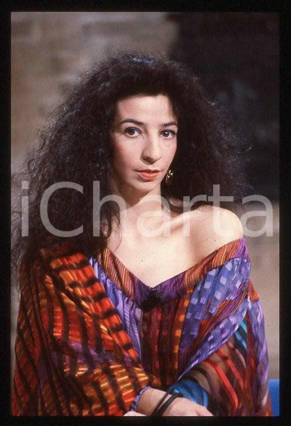 1995 ca MUSICA Teresa DE SIO * 35 mm vintage slide (6) Diapositiva d'epoca, in formato 35 mm.CONDIZIONI: GOODE' severamente vietata la riproduzione. Tutti i diritti sono riservati.ICharta mette in vendita, sul negozio eBay e in esclusiva sul sito "icharta" il proprio archivio composto da numerose diapositive e negativi fotografici d'epoca, tutti originali e autentici, che attraversano la storia del costume italiano tra gli la fine degli anni Sessanta e Novanta.Si tratta di uno sguardo inedito sull'attualità , la politica, la vita quotidiana, il gossip e la cultura, che fotografa il cambiamento della nazione in quest'ultimo scorcio del XX secolo. Un'occasione unica per il mercato del collezionismo, che vede finalmente disponibile un archivio eccezionale per vastità , tematiche e condizioni, in un settore (il negativo fotografico e la diapositiva) di assoluta novità e dalle interessanti prospettive di investimento. GOOD/buono   originale e autentica 1