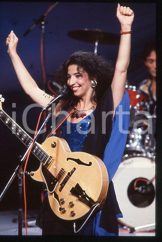 1995 ca MUSICA Teresa DE SIO * 35 mm vintage slide (5) Diapositiva d'epoca, in formato 35 mm.CONDIZIONI: GOODE' severamente vietata la riproduzione. Tutti i diritti sono riservati.ICharta mette in vendita, sul negozio eBay e in esclusiva sul sito "icharta" il proprio archivio composto da numerose diapositive e negativi fotografici d'epoca, tutti originali e autentici, che attraversano la storia del costume italiano tra gli la fine degli anni Sessanta e Novanta.Si tratta di uno sguardo inedito sull'attualità , la politica, la vita quotidiana, il gossip e la cultura, che fotografa il cambiamento della nazione in quest'ultimo scorcio del XX secolo. Un'occasione unica per il mercato del collezionismo, che vede finalmente disponibile un archivio eccezionale per vastità , tematiche e condizioni, in un settore (il negativo fotografico e la diapositiva) di assoluta novità e dalle interessanti prospettive di investimento. GOOD/buono   originale e autentica 1